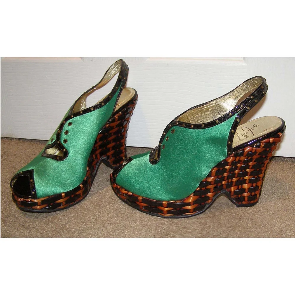 NEW Le Due by Due Farina Green Satin Laceup Wedge
